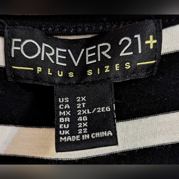 💥 Forever 21 top💥 size 2X black and white striped - Picture 6 of 7